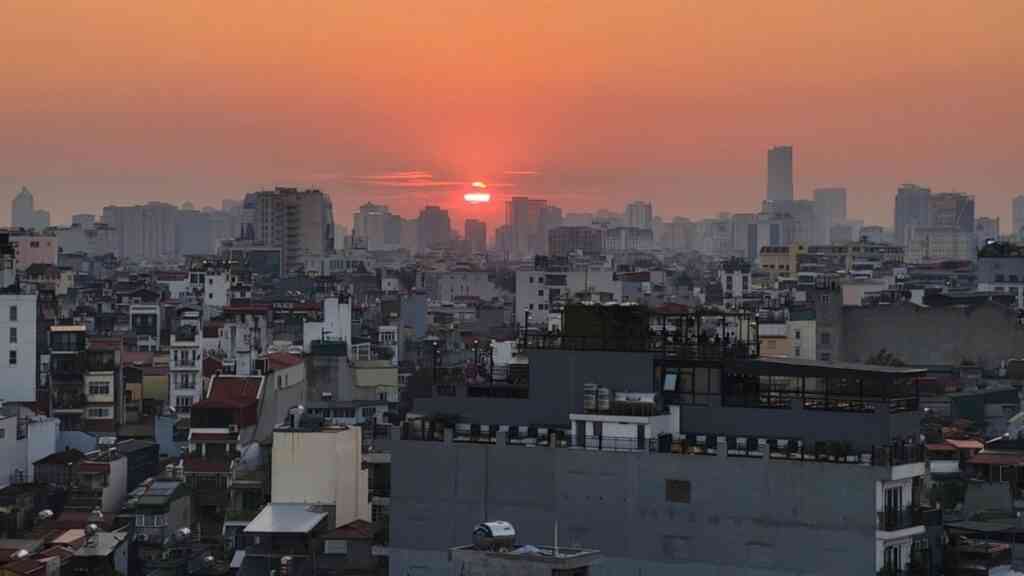Panorama Hanoi o zachodzie słońca – nowoczesne wieżowce i gęsta zabudowa jako obraz azjatyckiego paradoksu gospodarczego