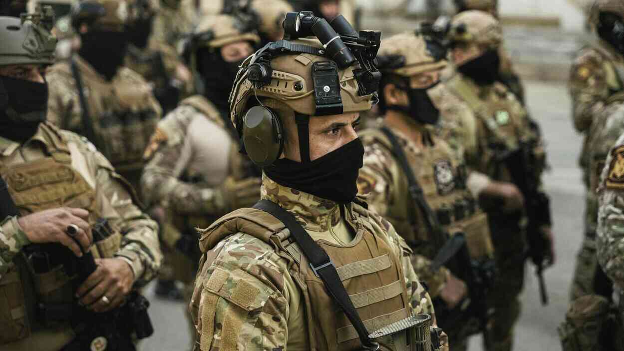 Żołnierze w pełnym umundurowaniu podczas szkolenia taktycznego; bezpieczeństwo, kontrwywiad i procedury w wojsku w kontekście wycieku danych.