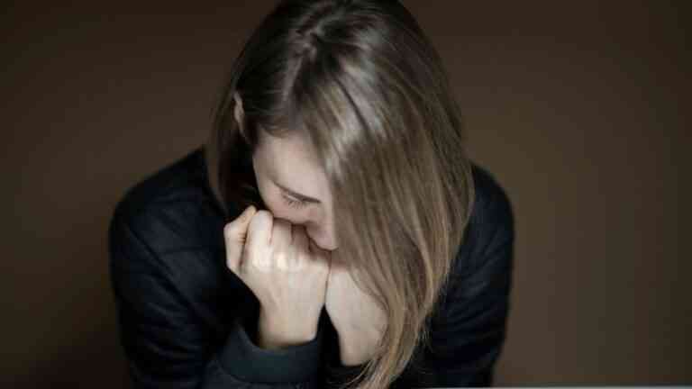 Nowe terapie depresji bez leków? Organiczne białko może zastąpić farmaceutyki. Na zdjęciu: kobieta w czarnej bluzce pochyla się
