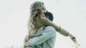 Wpływ temperatury na mózg określa nasze samopoczucie, a nawet poczucie tożsamości z sobą i innymi. Na zdjęciu: kobieta i mężczyzna tulą się