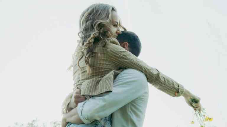 Wpływ temperatury na mózg określa nasze samopoczucie, a nawet poczucie tożsamości z sobą i innymi. Na zdjęciu: kobieta i mężczyzna tulą się