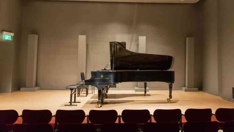 Pusty fortepian na scenie w sali koncertowej – wizualna metafora kryzysu kultury wysokiej i niepewnej przyszłości kultury w Polsce.