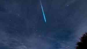Meteory delta leonidy pokażą się na nocnym niebie. Na zdjęciu: ciemne niebo a na nim spadająca gwiazda w postaci smugi