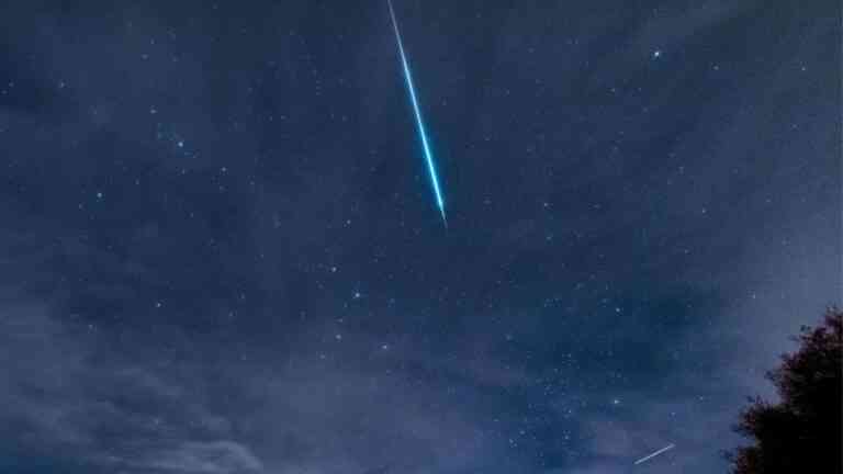 Meteory delta leonidy pokażą się na nocnym niebie. Na zdjęciu: ciemne niebo a na nim spadająca gwiazda w postaci smugi