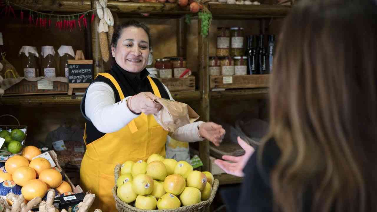 Sprzedawczyni podaje produkt klientce