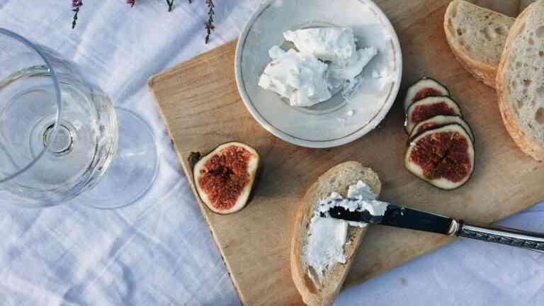 Badania wykazują, ze tłuszcz z nabiału to dobra ochrona przed demencją. Na zdjęciu: twaróg na kromce chleba