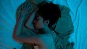 Kobieta śpiąca w łóżku