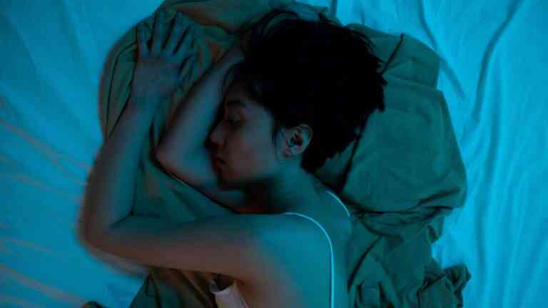 Kobieta śpiąca w łóżku