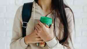 Nastolatka trzymająca kubek