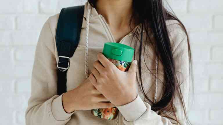 Nastolatka trzymająca kubek