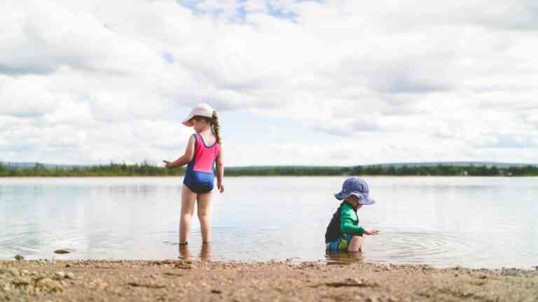 Wolno żyjące ameby plagą XXI wieku? Na zdjęciu: dzieci bawiące się w wodzie
