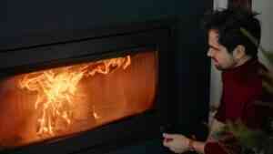 Przepisy regulujące czy i kiedy można palić w kominku zakładają możliwość zapłaty kary