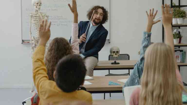 Powtarzanie klasy przynosi liczne negatywne skutki. Na zdjęciu: nauczyciel wybiera spośród uczniów jedną osobę w klasie