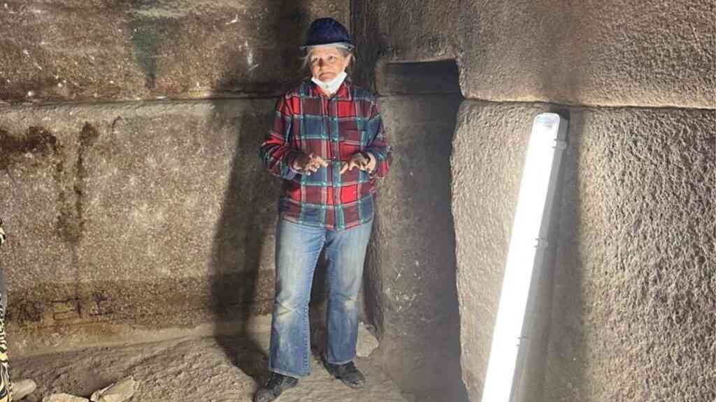 Prof. Teodozja Rzeuska w grobowcu faraona