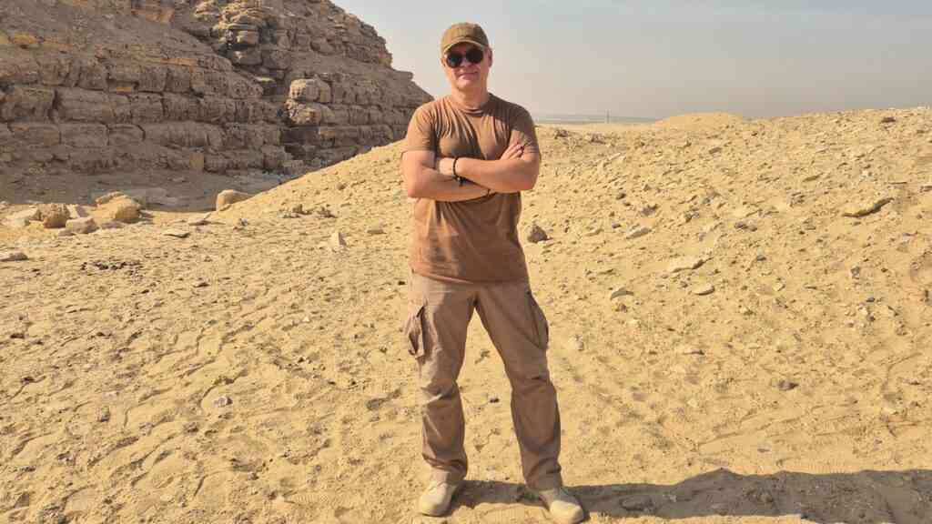 dr Krzysztof Radtke stoi na pustyni