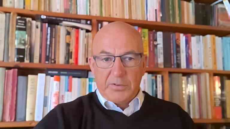 Tomasz Witkowski siedzący przed regałem pełnym książek; kontekst debaty o psychologii, algorytmach i ustawie o zawodzie psychologa