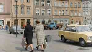 Ulica w Polsce w latach 90., kobiety spacerujące obok fiata i kamienic – realia lat 90 często wspominane jako stare dobre czasy.