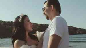 Miłość wyzwala ryzykowne zachowania. Na zdjęciu: dwoje młodych ludzi patrzy na siebie