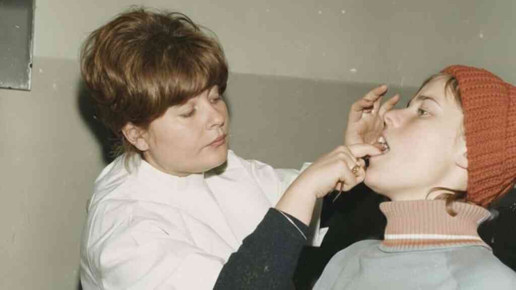 Dziecko podczas wizyty u dentysty w dawnych latach – scena podważająca mit nostalgii społecznej i wyobrażenie o starych dobrych czasach