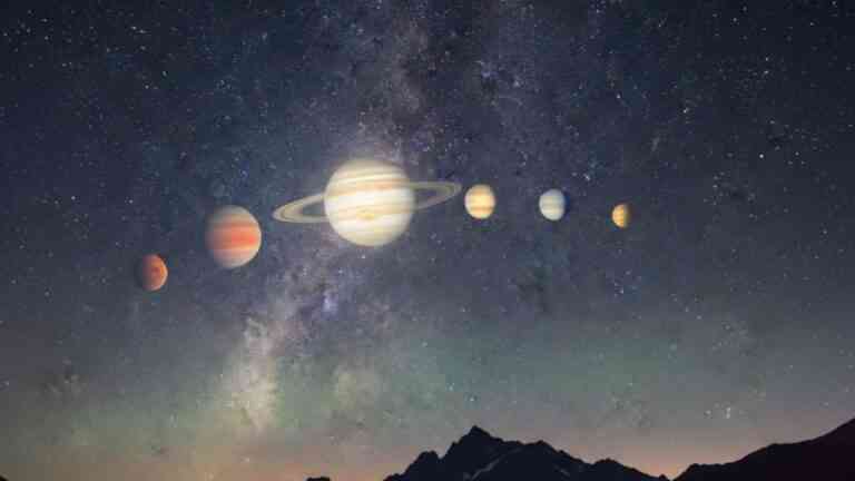 Nadchodzi koniunkcja sześciu planet. na zdjęciu: planety Układu Słonecznego w jednym łuku na nocnym niebie