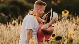 para pozuje w zbożu