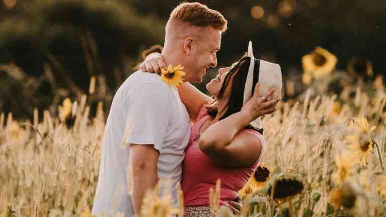 para pozuje w zbożu