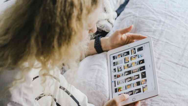 Alzheimer a pamięć - nowe odkrycie dotyczące wpływu mózgu na pamięć nadzieją dla chorych. na zdjęciu: kobieta patrzy na zdjęcia