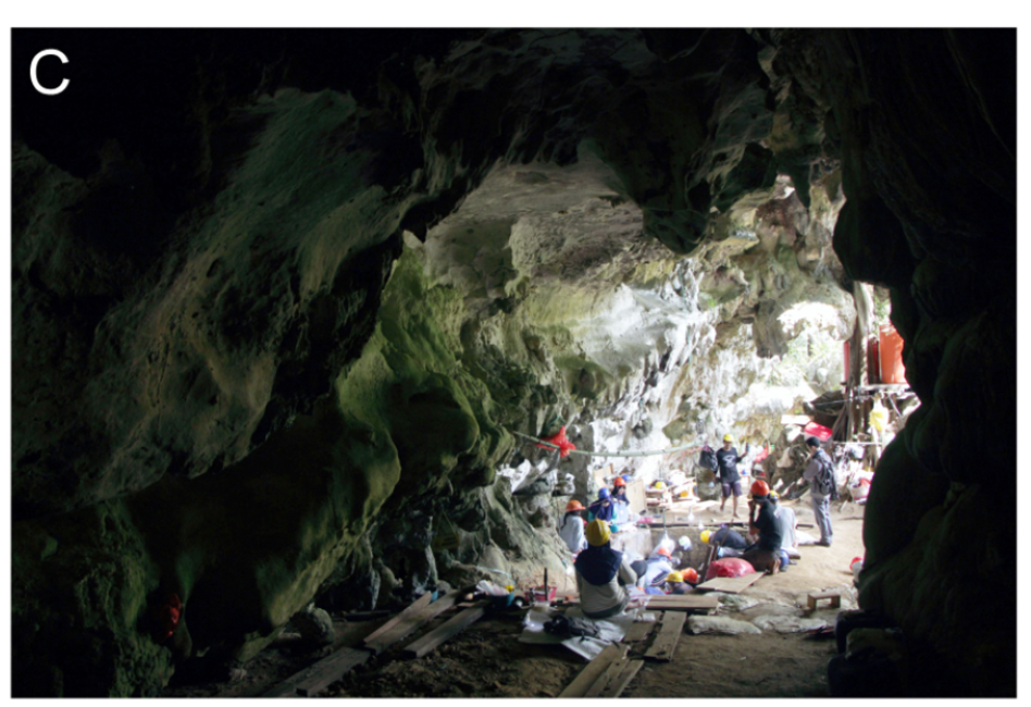 wnętrza jaskini ludzie pracujący wewnątrz