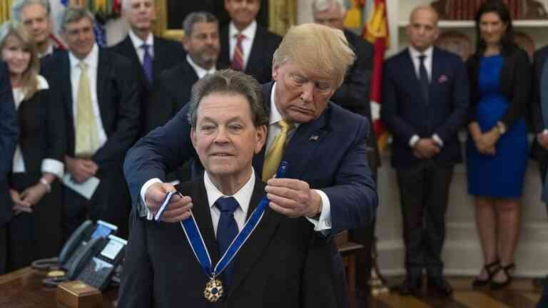 Słynny ekonomista Arthur Laffer przestrzega, ze podatki w Europie są zbyt wysokie. Na zdjęciu: prezydent Trump wręcza odznacza Laffera Medalem Wolności