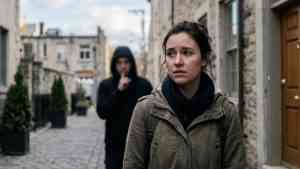 Kobieta o niepewnym spojrzeniu ulega presji milczenia, która paraliżuje i sprawia, że nie wie, jak być asertywnym.