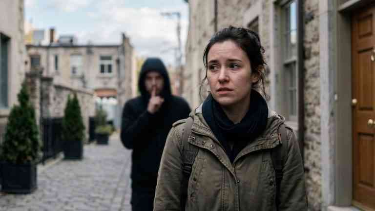 Kobieta o niepewnym spojrzeniu ulega presji milczenia, która paraliżuje i sprawia, że nie wie, jak być asertywnym.