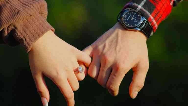 Dwie dłonie splecione ze sobą. Ilustracja do rozważania, co naprawdę przyciąga ludzi