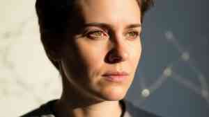 Skupiona trzydziestolatka w naturalnym świetle symbolizująca moment, kiedy mózg dojrzewa i stabilizuje swoją strukturę.