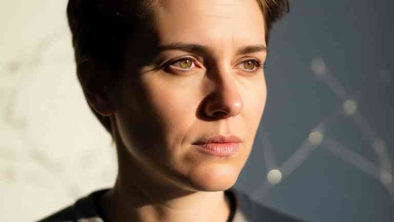 Skupiona trzydziestolatka w naturalnym świetle symbolizująca moment, kiedy mózg dojrzewa i stabilizuje swoją strukturę.