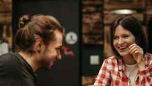 para śmieje się, patrząc na przeciwko siebie