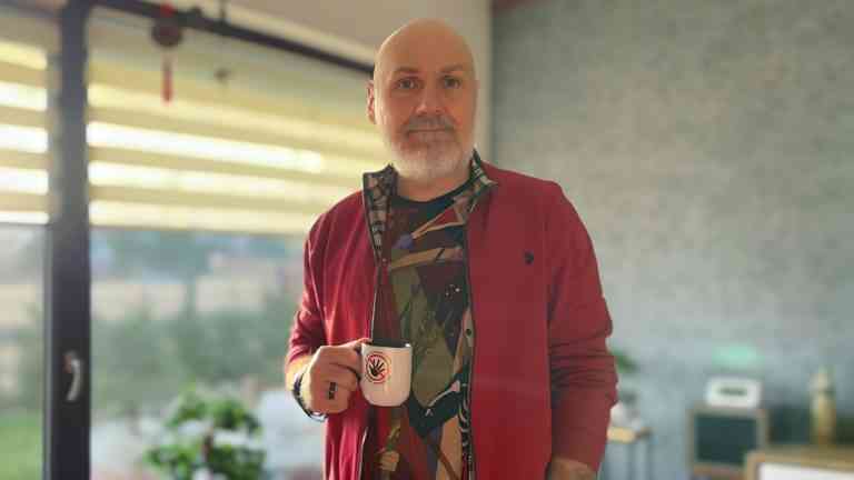 Jarosław Gibas trzyma kubek w dłoni podczas rozmowy o manipulacji emocjami społecznymi i wpływie lęku na decyzje