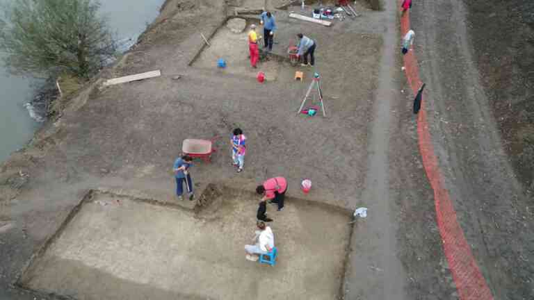 Archeolodzy prowadzący wykopaliska na stanowisku nad masow mogiłą w Gomolava w Serbii