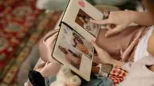 ludzie patrzą na album ze zdjęciami