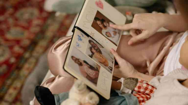 ludzie patrzą na album ze zdjęciami