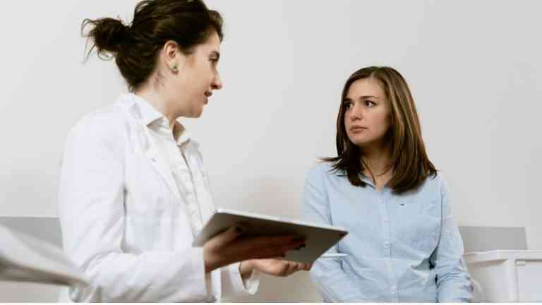 Nowa terapia nowotworowa z użyciem bakterii z gleby. Na zdjęciu: lekarka rozmawia z pacjentką