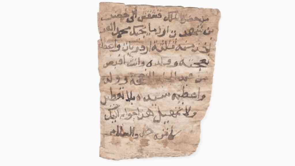 Stary papier z zapisem arabskim na białym tle