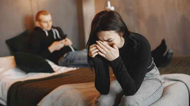 Kobieta płacząca na łóżku