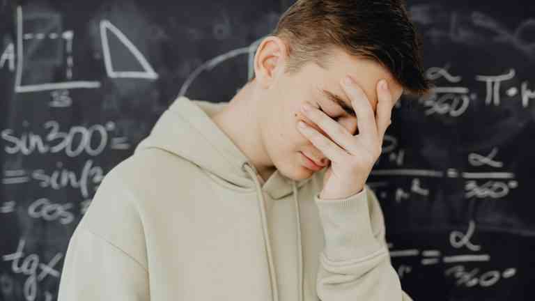 Uczeń stojący przed tablicą