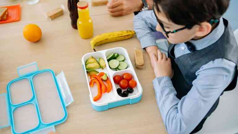 Uczeń siedzący przy posiłku