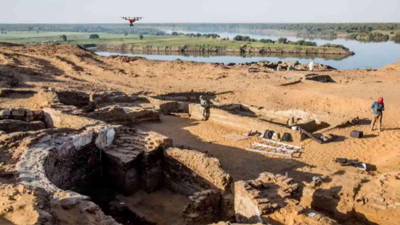 Stanowisko archeologiczne w Starej Dongoli, gdzie panował Qashqash. Miejsce głośnego polskiego odkrycia archeologicznego.