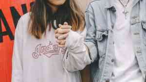 Pierwsza miłość nastolatków. Para nastolatków trzyma się za ręce