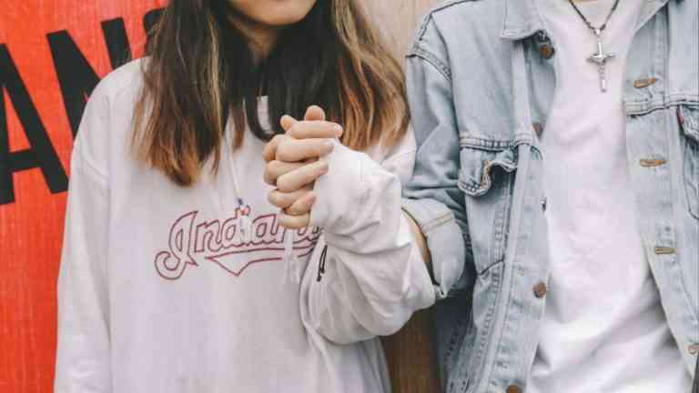 Pierwsza miłość nastolatków. Para nastolatków trzyma się za ręce