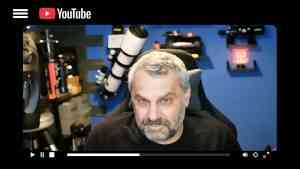 Radosław Ambroży w studiu astronomicznym mówi o skutkach zanieczyszczenia światłem dla nocnego nieba