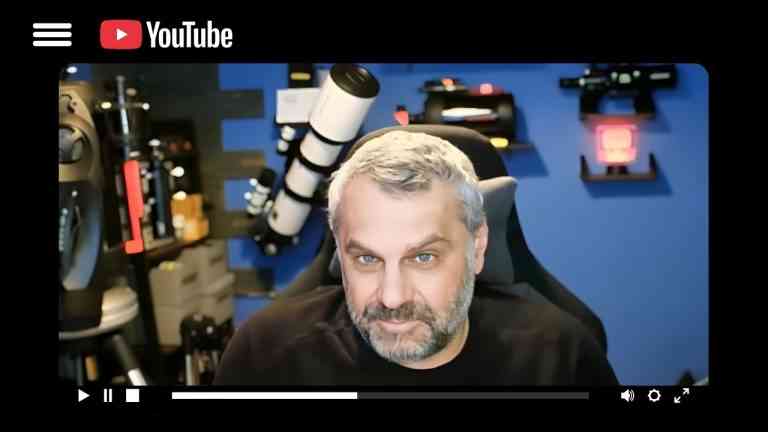 Radosław Ambroży w studiu astronomicznym mówi o skutkach zanieczyszczenia światłem dla nocnego nieba