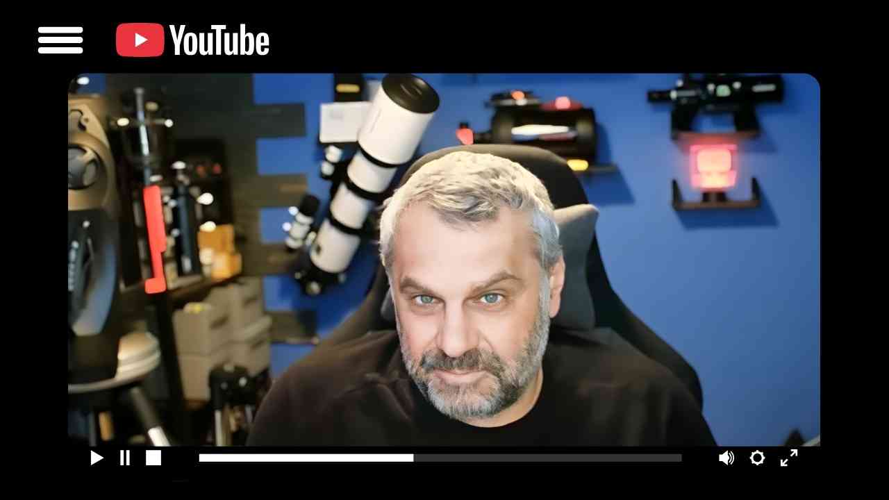 Radosław Ambroży w studiu astronomicznym mówi o skutkach zanieczyszczenia światłem dla nocnego nieba